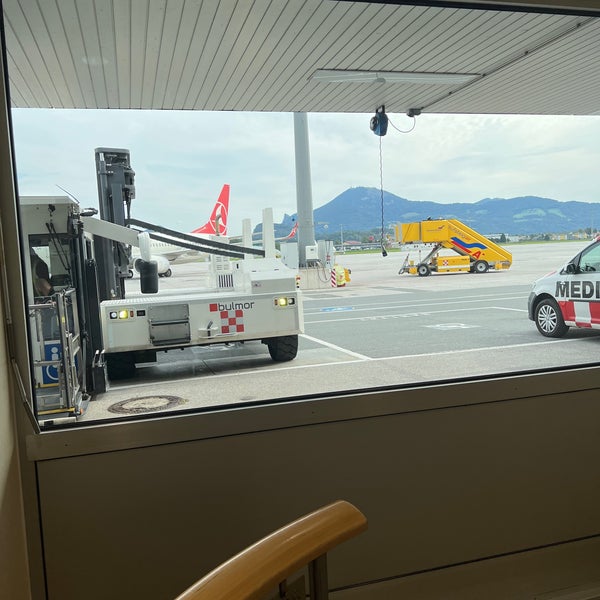 Foto diambil di Salzburg Airport W. A. Mozart (SZG) oleh F pada 9/24/2022