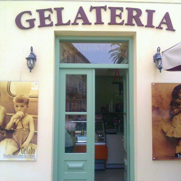 รูปภาพถ่ายที่ Gelateria da Roberto โดย Zoe Z. เมื่อ 5/17/2013