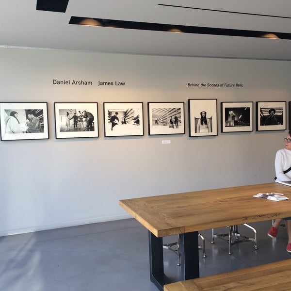 2/21/2015에 Chuck W.님이 Leica Store and Gallery Los Angeles에서 찍은 사진