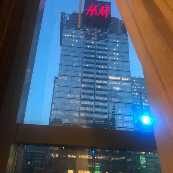 รูปภาพถ่ายที่ Millennium Broadway Hotel โดย .ns เมื่อ 8/2/2018