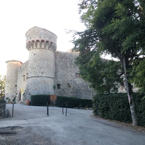 Foto diambil di Castello di Meleto oleh Radka Z. pada 10/5/2017