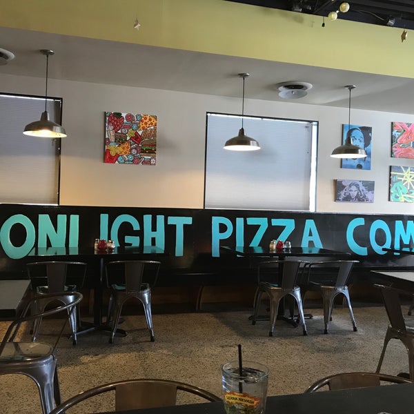 Foto tirada no(a) Moonlight Pizza Company por Victoria G. em 4/20/2018