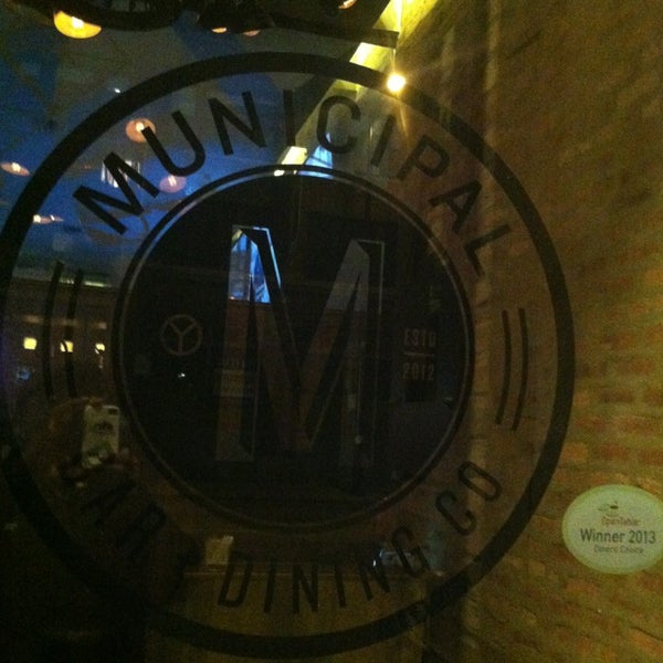 Foto scattata a Municipal Bar + Dining Co. da bartend4fun il 6/11/2013