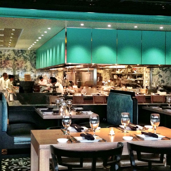 Foto diambil di Empire Restaurant &amp; Lounge oleh Larry T. pada 5/9/2013