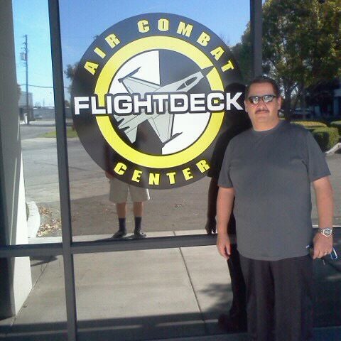 Foto tirada no(a) Flightdeck Air Combat Center por Robert J G. em 3/4/2012