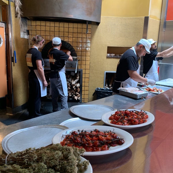 Foto scattata a Pizzeria Mozza da Lockhart S. il 10/18/2019