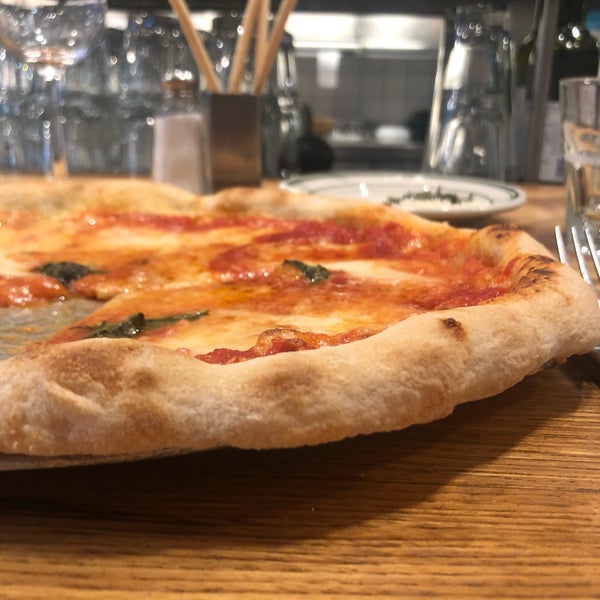 Foto diambil di Pizzeria Delfina oleh Lockhart S. pada 2/8/2018