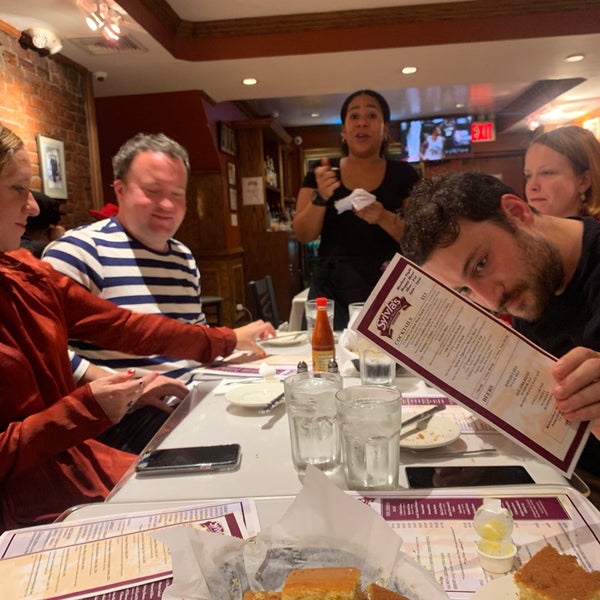 Foto tirada no(a) Sylvia&#39;s Restaurant por Lockhart S. em 10/23/2019