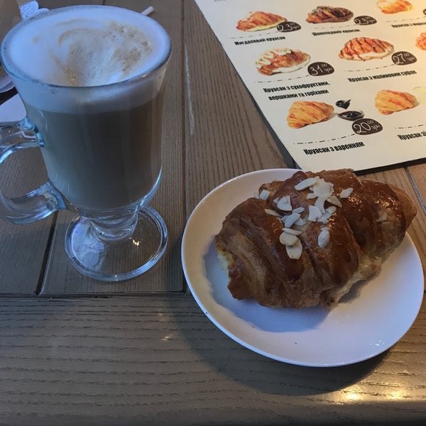 Das Foto wurde bei Кафе Пекарня #1 / Café Bakery #1 von Olga F. am 1/16/2018 aufgenommen