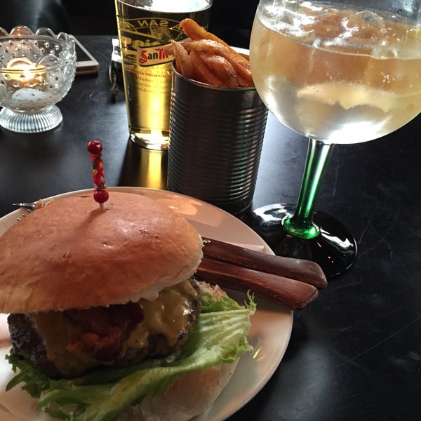 รูปภาพถ่ายที่ Royal Gourmetburger og Gin โดย Lasse M. เมื่อ 5/1/2015