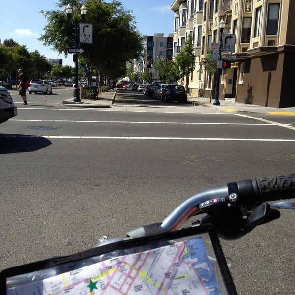 Foto scattata a Streets of San Francisco Bike Tours da adam f. il 5/23/2013