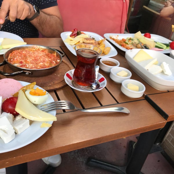 Photo taken at arkabahçe kafe | mutfak by Aykut N. on 9/23/2018