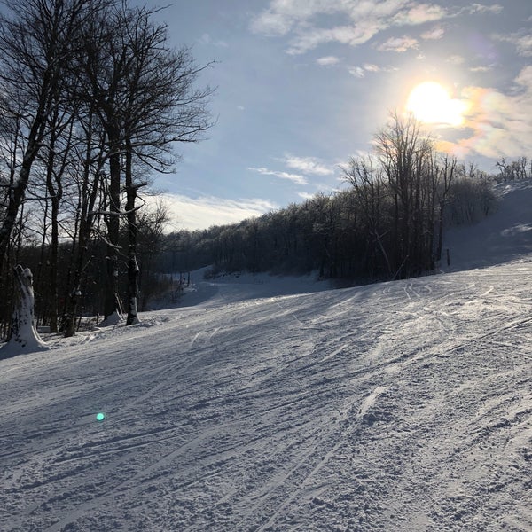 Foto diambil di Belleayre Mountain Ski Center oleh Laurie B. pada 1/19/2018