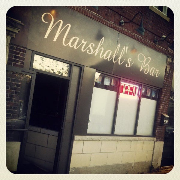 รูปภาพถ่ายที่ Marshall&#39;s Bar โดย Timothy H. เมื่อ 5/8/2013