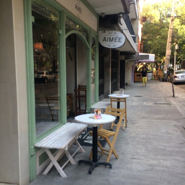 Foto tirada no(a) Aimée Sidewalk Cafe &amp; Tartinery por Hector M. em 5/2/2016