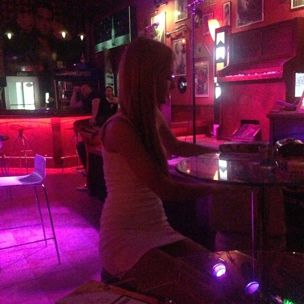 5/28/2013 tarihinde Denitsa D.ziyaretçi tarafından Karaoke Bar'de çekilen fotoğraf