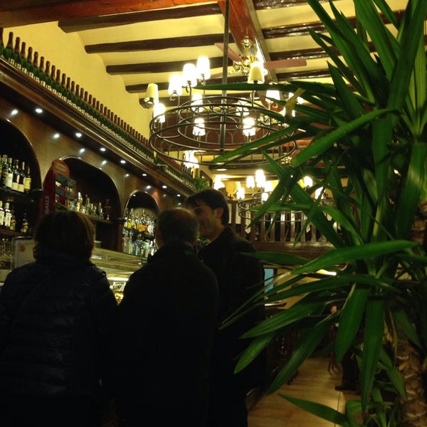 Foto diambil di El Mesón Bar Restaurant oleh Imma V. pada 12/5/2013