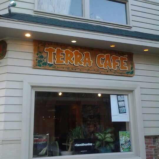 รูปภาพถ่ายที่ Terra Cafe โดย Felicia K. เมื่อ 2/9/2013