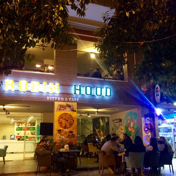 Foto tirada no(a) Robin Hood Bistro Cafe por Gökhan P. em 4/26/2015