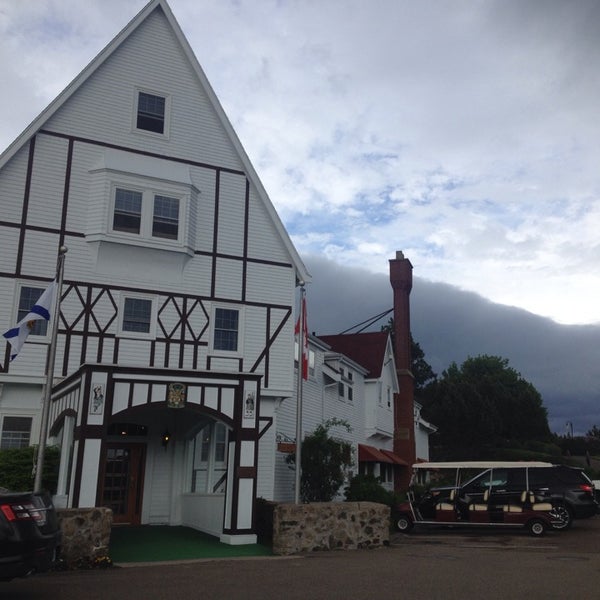 Foto diambil di Keltic Lodge Resort &amp; Spa Ingonish oleh Ashlee F. pada 6/25/2014