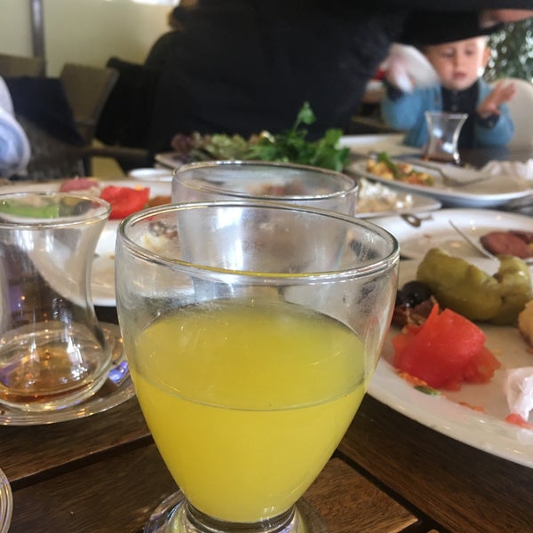 รูปภาพถ่ายที่ Omsed Unlu Mamüller Cafe ve Restaurant โดย Elif Demirel เมื่อ 3/1/2020