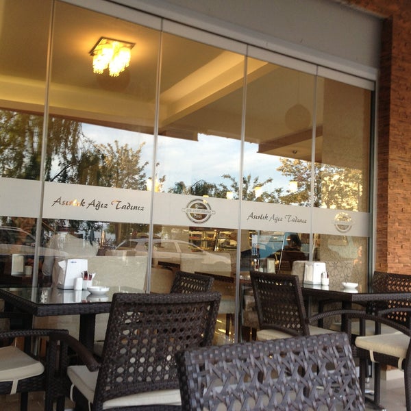 5/9/2013 tarihinde Fatma T.ziyaretçi tarafından Şen Pastaneleri Cafe &amp; Bistro'de çekilen fotoğraf