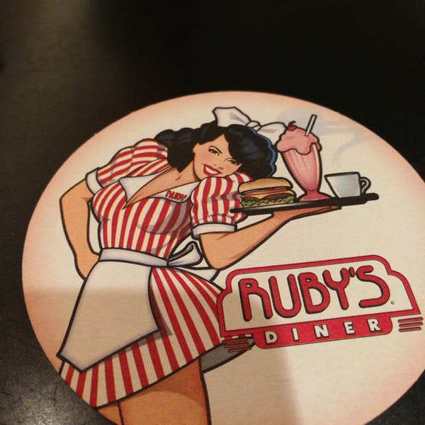 Foto diambil di Ruby&#39;s Diner oleh Martín D. pada 3/23/2019
