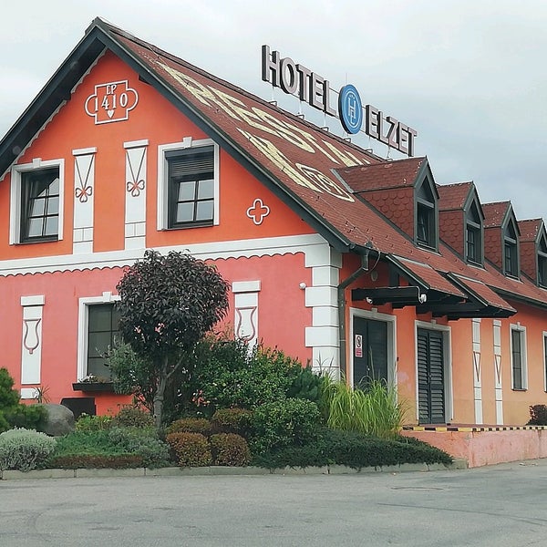 รูปภาพถ่ายที่ Hotel Elzet โดย Karel K. เมื่อ 9/22/2021