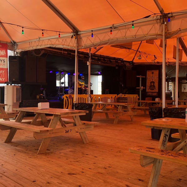 Foto tomada en Flora-Bama Lounge, Package, and Oyster Bar  por Jeff H. el 7/6/2020