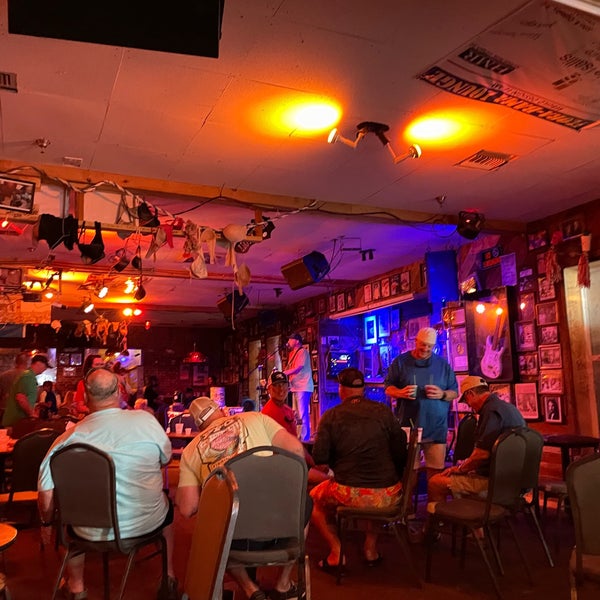 รูปภาพถ่ายที่ Flora-Bama Lounge, Package, and Oyster Bar โดย Jeff H. เมื่อ 7/5/2021