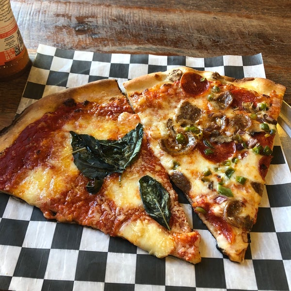 Photo prise au Wiseguy NY Pizza par Jess R. le2/17/2020