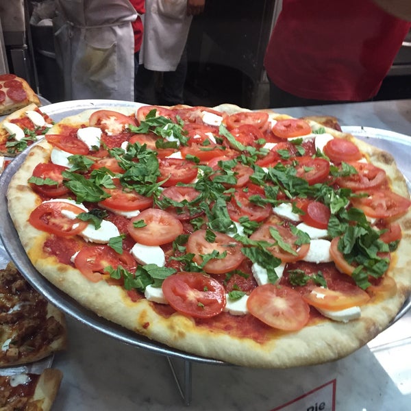 2/6/2016에 Alex L.님이 Joe&#39;s Pizza Downtown LA에서 찍은 사진
