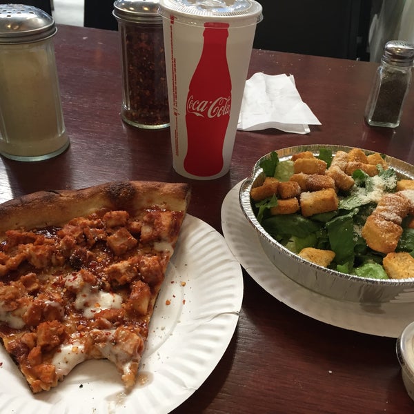 10/18/2016에 Alex L.님이 Joe&#39;s Pizza Downtown LA에서 찍은 사진