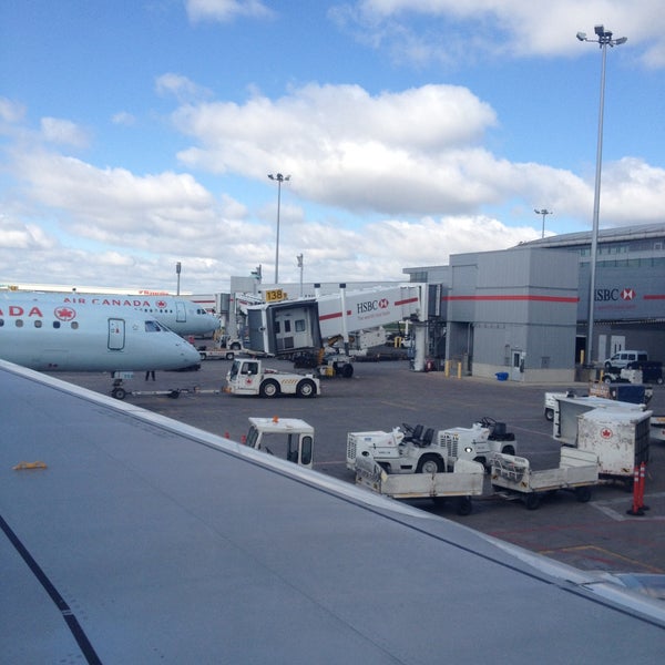 Foto tirada no(a) Aeroporto Internacional Pearson de Toronto (YYZ) por Jerry F. em 5/13/2013