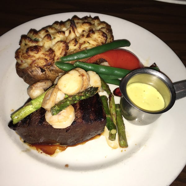 Photo taken at The Keg Steakhouse + Bar - Vaughan by Angelina M. on 3/28/2016