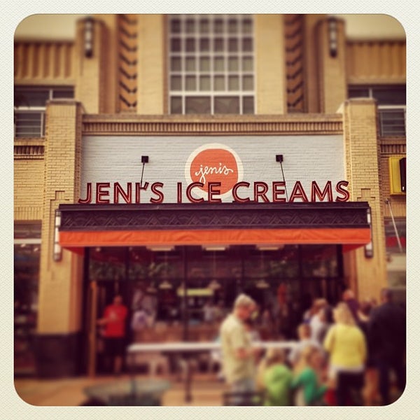รูปภาพถ่ายที่ Jeni&#39;s Splendid Ice Creams โดย Marcus D. เมื่อ 5/25/2013