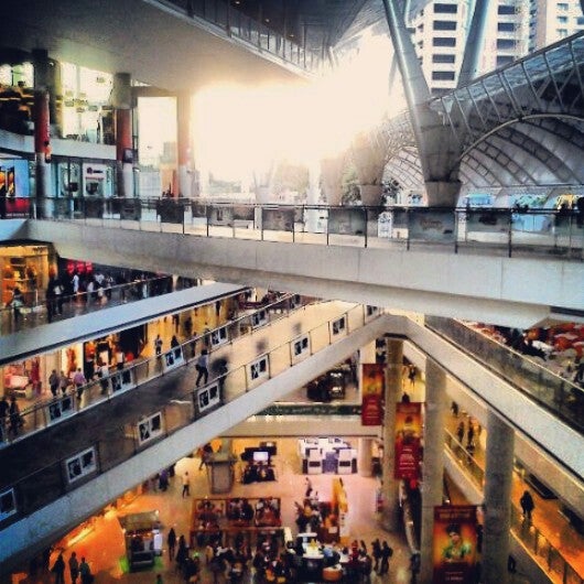 Foto tirada no(a) Millennium Mall por Victor G. em 5/25/2013