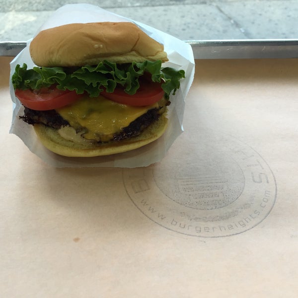 Foto diambil di Burger Heights oleh Michael F. pada 6/7/2015