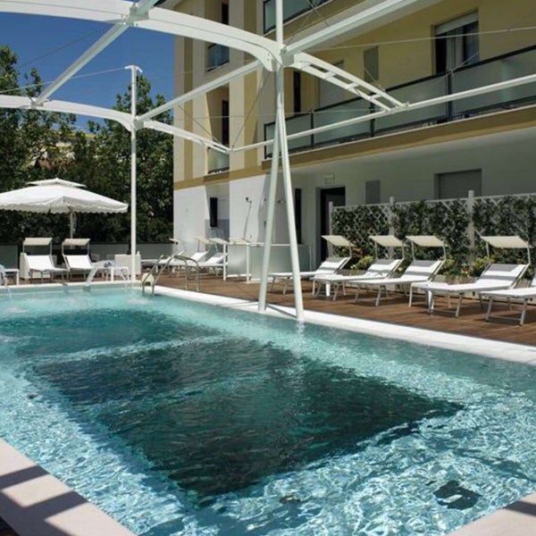 Hotel bellissimo con una fantastica piscina trasparente sulla balconata all’ingresso.
