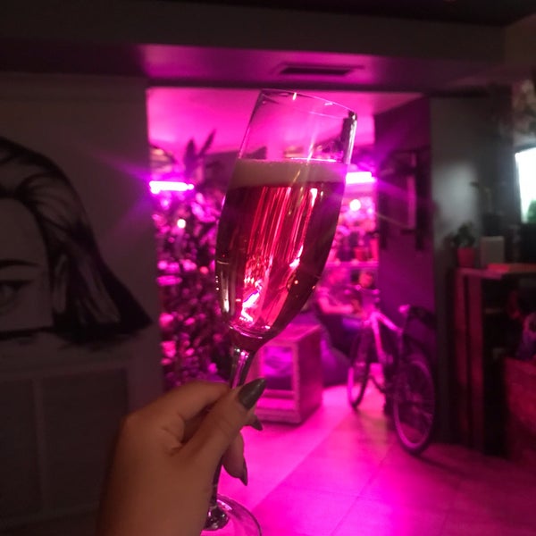 Foto tirada no(a) Why Cocktail Bar por Natalia L. em 10/8/2018