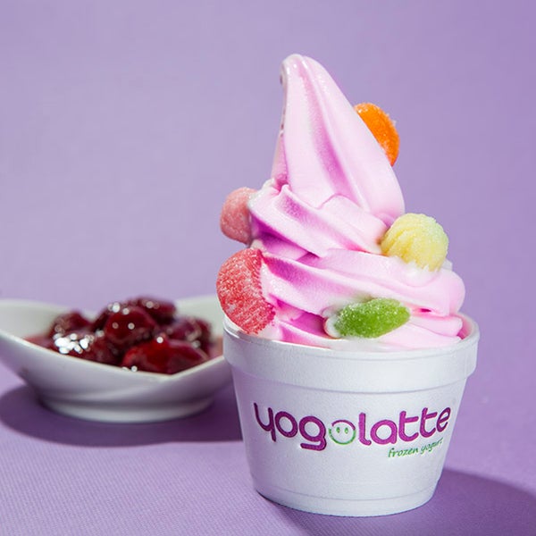 ¿Quieres uno de éstos? ¡Es Yogolatte, el mejor helado yogur! Combina los ingredientes que más te gustan y hazte un experto arquitecto de tu propio helado — en Plaza del Altozano, Albacete