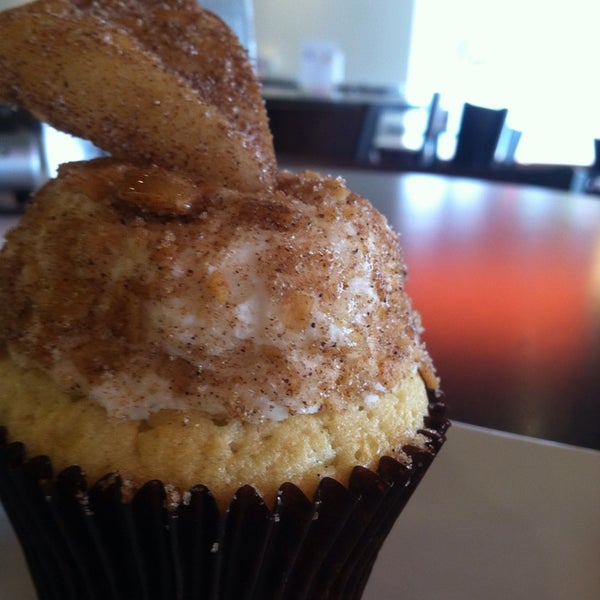 Foto diambil di Crème Cupcake + Dessert oleh kari l. pada 4/30/2014