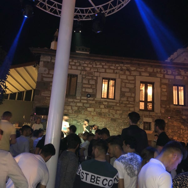 Das Foto wurde bei Küba Restaurant &amp; Lounge Bar von TuğçeM am 4/27/2019 aufgenommen