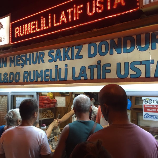 Foto diambil di Rumelili Latif Usta Dondurma oleh Serhat Ö. pada 8/18/2016