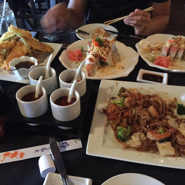 Foto scattata a Siam Orchid Thai Sushi Restaurant da ☀👙CakeCake🏊☁ K. il 5/13/2015