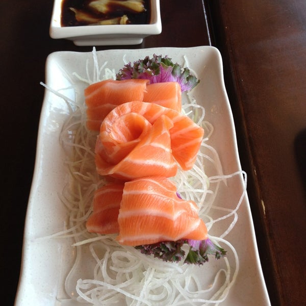 Foto tomada en Awesome Sushi  por Jenny D. el 2/17/2013