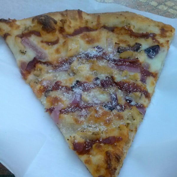 Снимок сделан в Pizza Girls WPB пользователем John M. 2/28/2013