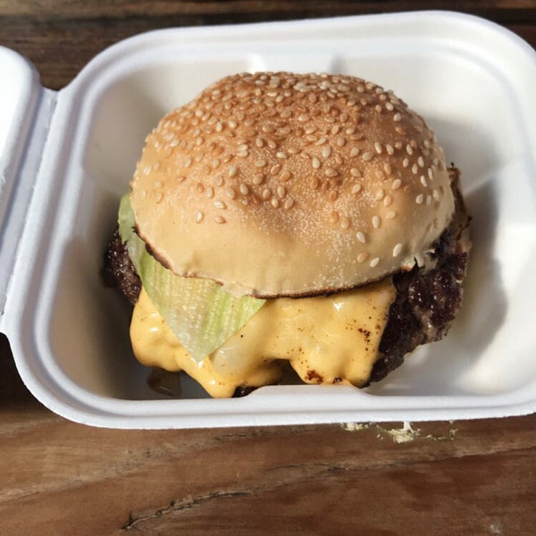 Foto tirada no(a) Bleecker Burger por .. em 5/19/2018