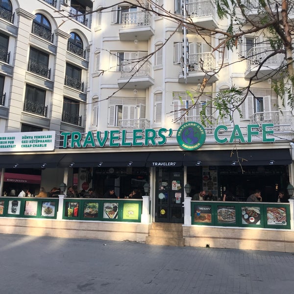 รูปภาพถ่ายที่ Travelers&#39; Cafe โดย Kemal เมื่อ 12/10/2021