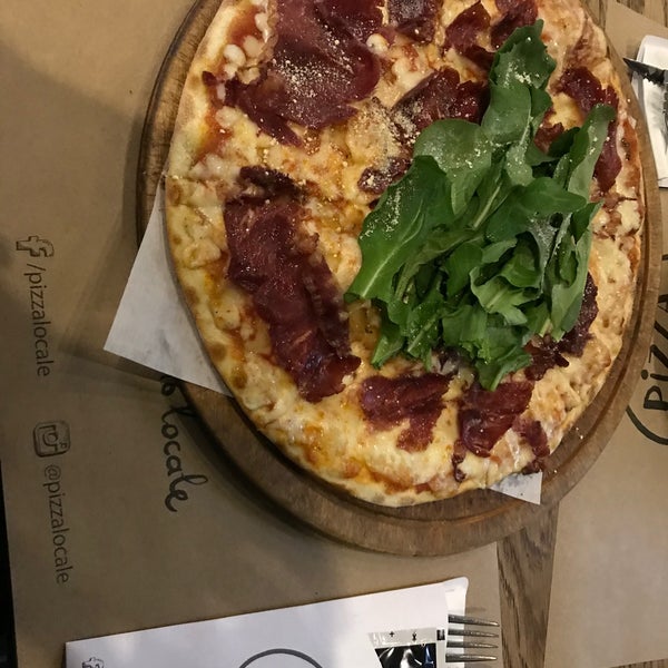Foto tirada no(a) Pizza Locale por Kemal em 3/16/2021